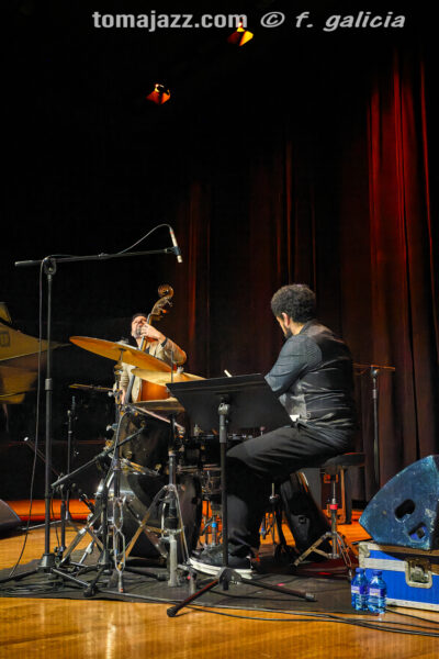 Iván Lewis Trío “Luces y sombras” (Ciclo Jaca Club de Jazz 2026. Palacio de Congresos, Jaca. 2026-03-28) Por Fabio Galicia [INSTANTZZ AKA Galería fotográfica AKA Fotoblog de jazz, impro… y algo más] - Tomajazz - Iván Lewis Trío “Luces y sombras” actuó en el Ciclo Jaca Club de Jazz 2026, el 28 de marzo de 2026. Fabio Galicia lo retrata en INSTANTZZ. Actuaron