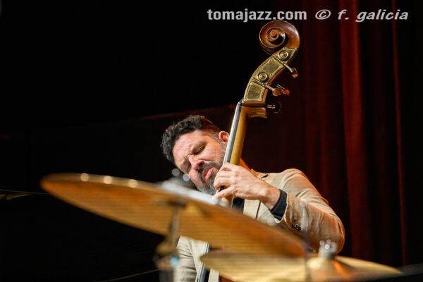 Iván Lewis Trío “Luces y sombras” (Ciclo Jaca Club de Jazz 2026. Palacio de Congresos, Jaca. 2026-03-28) Por Fabio Galicia [INSTANTZZ AKA Galería fotográfica AKA Fotoblog de jazz, impro… y algo más] - Tomajazz - Iván Lewis Trío “Luces y sombras” actuó en el Ciclo Jaca Club de Jazz 2026, el 28 de marzo de 2026. Fabio Galicia lo retrata en INSTANTZZ. Actuaron