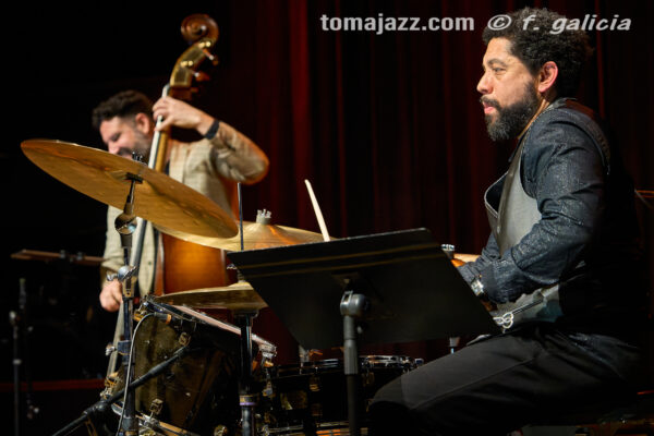 Iván Lewis Trío “Luces y sombras” (Ciclo Jaca Club de Jazz 2026. Palacio de Congresos, Jaca. 2026-03-28) Por Fabio Galicia [INSTANTZZ AKA Galería fotográfica AKA Fotoblog de jazz, impro… y algo más] - Tomajazz - Iván Lewis Trío “Luces y sombras” actuó en el Ciclo Jaca Club de Jazz 2026, el 28 de marzo de 2026. Fabio Galicia lo retrata en INSTANTZZ. Actuaron