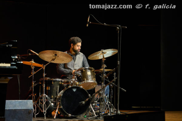 Iván Lewis Trío “Luces y sombras” (Ciclo Jaca Club de Jazz 2026. Palacio de Congresos, Jaca. 2026-03-28) Por Fabio Galicia [INSTANTZZ AKA Galería fotográfica AKA Fotoblog de jazz, impro… y algo más] - Tomajazz - Iván Lewis Trío “Luces y sombras” actuó en el Ciclo Jaca Club de Jazz 2026, el 28 de marzo de 2026. Fabio Galicia lo retrata en INSTANTZZ. Actuaron