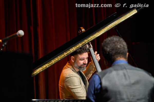 Iván Lewis Trío “Luces y sombras” (Ciclo Jaca Club de Jazz 2026. Palacio de Congresos, Jaca. 2026-03-28) Por Fabio Galicia [INSTANTZZ AKA Galería fotográfica AKA Fotoblog de jazz, impro… y algo más] - Tomajazz - Iván Lewis Trío “Luces y sombras” actuó en el Ciclo Jaca Club de Jazz 2026, el 28 de marzo de 2026. Fabio Galicia lo retrata en INSTANTZZ. Actuaron
