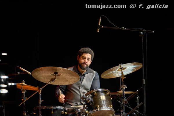 Iván Lewis Trío “Luces y sombras” (Ciclo Jaca Club de Jazz 2026. Palacio de Congresos, Jaca. 2026-03-28) Por Fabio Galicia [INSTANTZZ AKA Galería fotográfica AKA Fotoblog de jazz, impro… y algo más] - Tomajazz - Iván Lewis Trío “Luces y sombras” actuó en el Ciclo Jaca Club de Jazz 2026, el 28 de marzo de 2026. Fabio Galicia lo retrata en INSTANTZZ. Actuaron