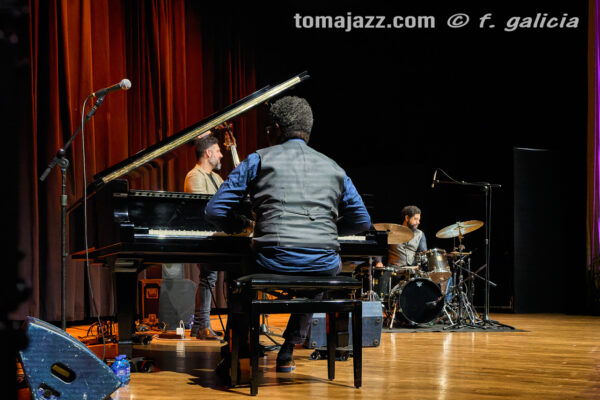 Iván Lewis Trío “Luces y sombras” (Ciclo Jaca Club de Jazz 2026. Palacio de Congresos, Jaca. 2026-03-28) Por Fabio Galicia [INSTANTZZ AKA Galería fotográfica AKA Fotoblog de jazz, impro… y algo más] - Tomajazz - Iván Lewis Trío “Luces y sombras” actuó en el Ciclo Jaca Club de Jazz 2026, el 28 de marzo de 2026. Fabio Galicia lo retrata en INSTANTZZ. Actuaron
