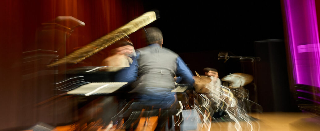 Iván Lewis Trío “Luces y sombras” (Ciclo Jaca Club de Jazz 2026. Palacio de Congresos, Jaca. 2026-03-28) Por Fabio Galicia [INSTANTZZ AKA Galería fotográfica AKA Fotoblog de jazz, impro… y algo más] - Tomajazz - Iván Lewis Trío “Luces y sombras” actuó en el Ciclo Jaca Club de Jazz 2026, el 28 de marzo de 2026. Fabio Galicia lo retrata en INSTANTZZ. Actuaron