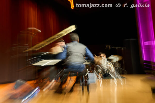 Iván Lewis Trío “Luces y sombras” (Ciclo Jaca Club de Jazz 2026. Palacio de Congresos, Jaca. 2026-03-28) Por Fabio Galicia [INSTANTZZ AKA Galería fotográfica AKA Fotoblog de jazz, impro… y algo más] - Tomajazz - Iván Lewis Trío “Luces y sombras” actuó en el Ciclo Jaca Club de Jazz 2026, el 28 de marzo de 2026. Fabio Galicia lo retrata en INSTANTZZ. Actuaron