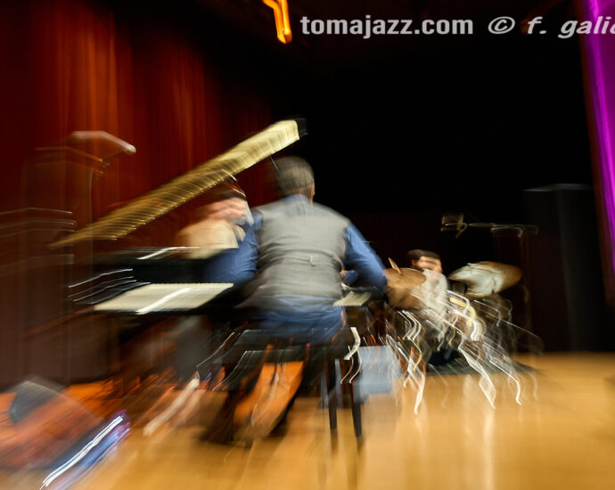 Iván Lewis Trío “Luces y sombras” (Ciclo Jaca Club de Jazz 2026. Palacio de Congresos, Jaca. 2026-03-28) Por Fabio Galicia [INSTANTZZ AKA Galería fotográfica AKA Fotoblog de jazz, impro… y algo más] - Tomajazz - Iván Lewis Trío “Luces y sombras” actuó en el Ciclo Jaca Club de Jazz 2026, el 28 de marzo de 2026. Fabio Galicia lo retrata en INSTANTZZ. Actuaron