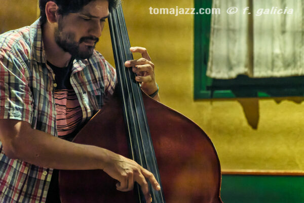OYE Trío (Juan Sebastián Bar, Huesca. 2026-04-09) Por Fabio Galicia [INSTANTZZ AKA Galería fotográfica AKA Fotoblog de jazz, impro… y algo más] - Tomajazz - OYE Trío actuó en Juan Sebastián Bar de Huesca, el 9 de abril de 2026. Fabio Galicia lo retrata en INSTANTZZ. OYE Trío son Jason Owens, Juan Pablo Egúsquiza, Ken Ychicawa