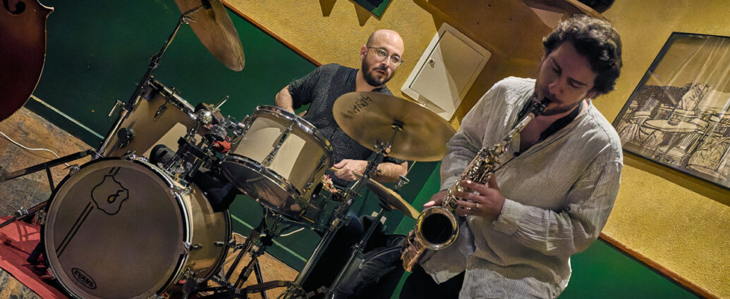 OYE Trío (Juan Sebastián Bar, Huesca. 2026-04-09) Por Fabio Galicia [INSTANTZZ AKA Galería fotográfica AKA Fotoblog de jazz, impro… y algo más] - Tomajazz - OYE Trío actuó en Juan Sebastián Bar de Huesca, el 9 de abril de 2026. Fabio Galicia lo retrata en INSTANTZZ. OYE Trío son Jason Owens, Juan Pablo Egúsquiza, Ken Ychicawa