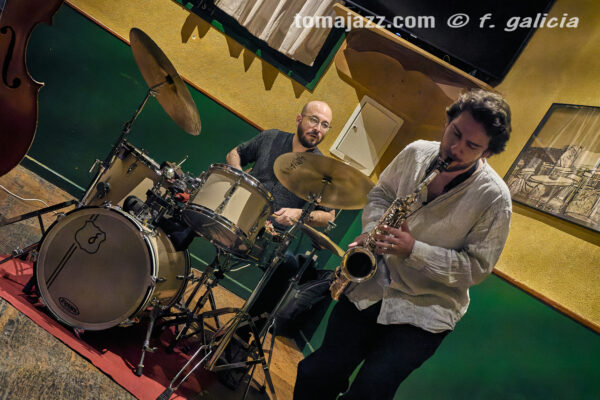 OYE Trío (Juan Sebastián Bar, Huesca. 2026-04-09) Por Fabio Galicia [INSTANTZZ AKA Galería fotográfica AKA Fotoblog de jazz, impro… y algo más] - Tomajazz - OYE Trío actuó en Juan Sebastián Bar de Huesca, el 9 de abril de 2026. Fabio Galicia lo retrata en INSTANTZZ. OYE Trío son Jason Owens, Juan Pablo Egúsquiza, Ken Ychicawa