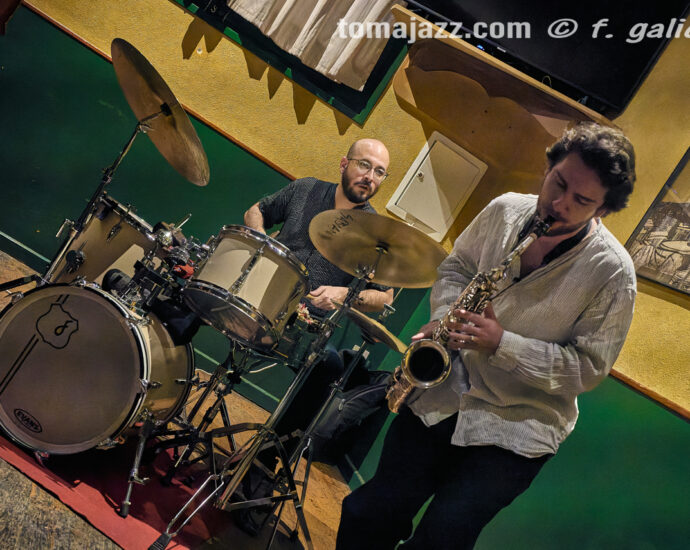 OYE Trío (Juan Sebastián Bar, Huesca. 2026-04-09) Por Fabio Galicia [INSTANTZZ AKA Galería fotográfica AKA Fotoblog de jazz, impro… y algo más] - Tomajazz - OYE Trío actuó en Juan Sebastián Bar de Huesca, el 9 de abril de 2026. Fabio Galicia lo retrata en INSTANTZZ. OYE Trío son Jason Owens, Juan Pablo Egúsquiza, Ken Ychicawa