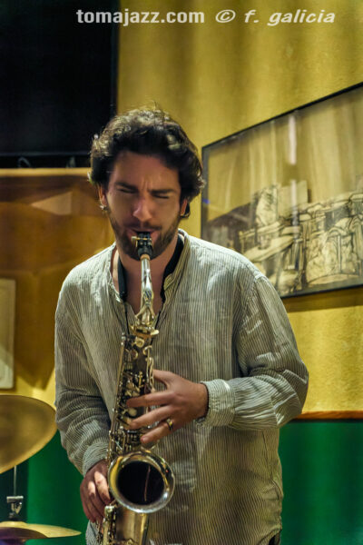 OYE Trío (Juan Sebastián Bar, Huesca. 2026-04-09) Por Fabio Galicia [INSTANTZZ AKA Galería fotográfica AKA Fotoblog de jazz, impro… y algo más] - Tomajazz - OYE Trío actuó en Juan Sebastián Bar de Huesca, el 9 de abril de 2026. Fabio Galicia lo retrata en INSTANTZZ. OYE Trío son Jason Owens, Juan Pablo Egúsquiza, Ken Ychicawa