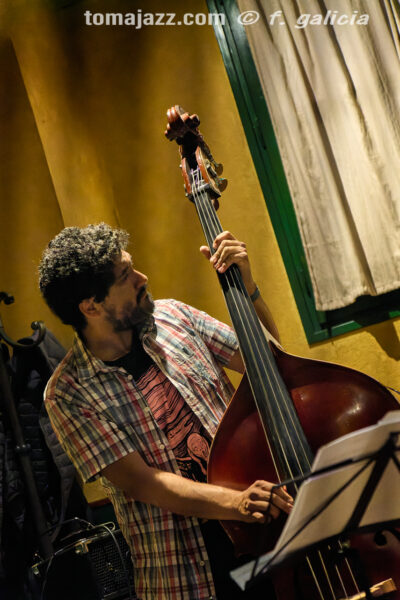 OYE Trío (Juan Sebastián Bar, Huesca. 2026-04-09) Por Fabio Galicia [INSTANTZZ AKA Galería fotográfica AKA Fotoblog de jazz, impro… y algo más] - Tomajazz - OYE Trío actuó en Juan Sebastián Bar de Huesca, el 9 de abril de 2026. Fabio Galicia lo retrata en INSTANTZZ. OYE Trío son Jason Owens, Juan Pablo Egúsquiza, Ken Ychicawa