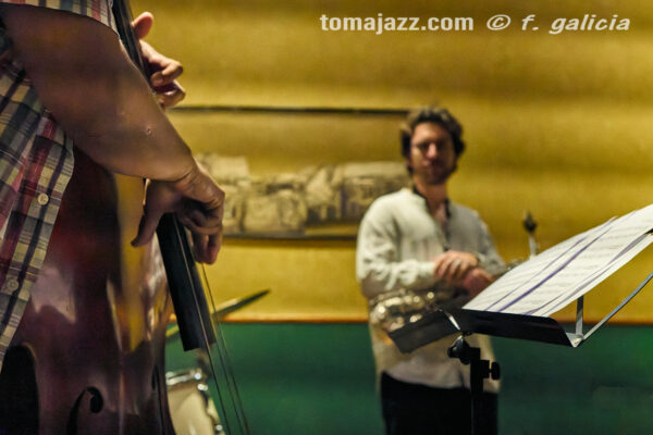 OYE Trío (Juan Sebastián Bar, Huesca. 2026-04-09) Por Fabio Galicia [INSTANTZZ AKA Galería fotográfica AKA Fotoblog de jazz, impro… y algo más] - Tomajazz - OYE Trío actuó en Juan Sebastián Bar de Huesca, el 9 de abril de 2026. Fabio Galicia lo retrata en INSTANTZZ. OYE Trío son Jason Owens, Juan Pablo Egúsquiza, Ken Ychicawa