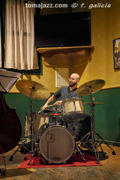 OYE Trío (Juan Sebastián Bar, Huesca. 2026-04-09) Por Fabio Galicia [INSTANTZZ AKA Galería fotográfica AKA Fotoblog de jazz, impro… y algo más] - Tomajazz - OYE Trío actuó en Juan Sebastián Bar de Huesca, el 9 de abril de 2026. Fabio Galicia lo retrata en INSTANTZZ. OYE Trío son Jason Owens, Juan Pablo Egúsquiza, Ken Ychicawa