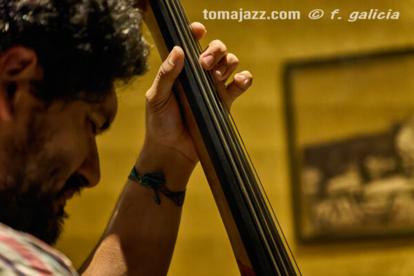 OYE Trío (Juan Sebastián Bar, Huesca. 2026-04-09) Por Fabio Galicia [INSTANTZZ AKA Galería fotográfica AKA Fotoblog de jazz, impro… y algo más] - Tomajazz - OYE Trío actuó en Juan Sebastián Bar de Huesca, el 9 de abril de 2026. Fabio Galicia lo retrata en INSTANTZZ. OYE Trío son Jason Owens, Juan Pablo Egúsquiza, Ken Ychicawa