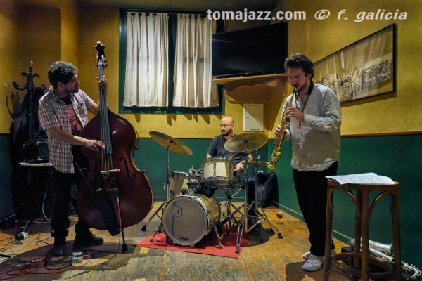 OYE Trío (Juan Sebastián Bar, Huesca. 2026-04-09) Por Fabio Galicia [INSTANTZZ AKA Galería fotográfica AKA Fotoblog de jazz, impro… y algo más] - Tomajazz - OYE Trío actuó en Juan Sebastián Bar de Huesca, el 9 de abril de 2026. Fabio Galicia lo retrata en INSTANTZZ. OYE Trío son Jason Owens, Juan Pablo Egúsquiza, Ken Ychicawa