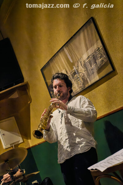 OYE Trío (Juan Sebastián Bar, Huesca. 2026-04-09) Por Fabio Galicia [INSTANTZZ AKA Galería fotográfica AKA Fotoblog de jazz, impro… y algo más] - Tomajazz - OYE Trío actuó en Juan Sebastián Bar de Huesca, el 9 de abril de 2026. Fabio Galicia lo retrata en INSTANTZZ. OYE Trío son Jason Owens, Juan Pablo Egúsquiza, Ken Ychicawa
