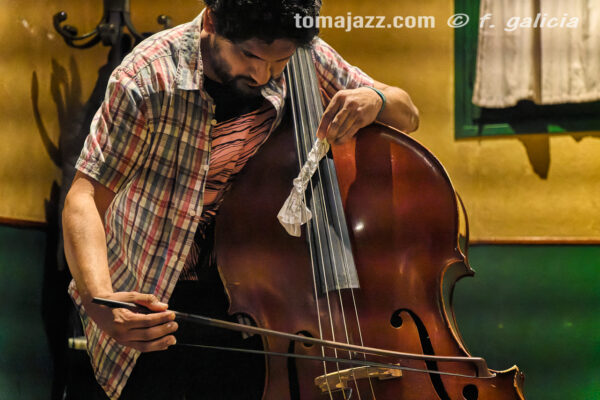 OYE Trío (Juan Sebastián Bar, Huesca. 2026-04-09) Por Fabio Galicia [INSTANTZZ AKA Galería fotográfica AKA Fotoblog de jazz, impro… y algo más] - Tomajazz - OYE Trío actuó en Juan Sebastián Bar de Huesca, el 9 de abril de 2026. Fabio Galicia lo retrata en INSTANTZZ. OYE Trío son Jason Owens, Juan Pablo Egúsquiza, Ken Ychicawa