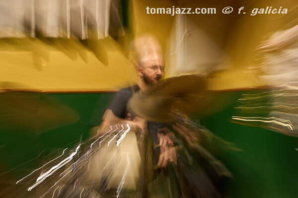OYE Trío (Juan Sebastián Bar, Huesca. 2026-04-09) Por Fabio Galicia [INSTANTZZ AKA Galería fotográfica AKA Fotoblog de jazz, impro… y algo más] - Tomajazz - OYE Trío actuó en Juan Sebastián Bar de Huesca, el 9 de abril de 2026. Fabio Galicia lo retrata en INSTANTZZ. OYE Trío son Jason Owens, Juan Pablo Egúsquiza, Ken Ychicawa