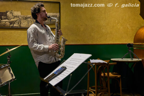 OYE Trío (Juan Sebastián Bar, Huesca. 2026-04-09) Por Fabio Galicia [INSTANTZZ AKA Galería fotográfica AKA Fotoblog de jazz, impro… y algo más] - Tomajazz - OYE Trío actuó en Juan Sebastián Bar de Huesca, el 9 de abril de 2026. Fabio Galicia lo retrata en INSTANTZZ. OYE Trío son Jason Owens, Juan Pablo Egúsquiza, Ken Ychicawa