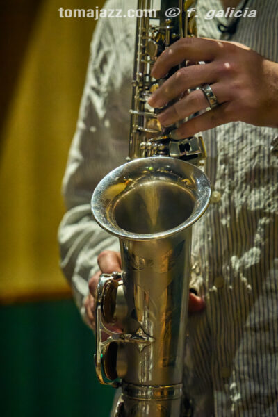 OYE Trío (Juan Sebastián Bar, Huesca. 2026-04-09) Por Fabio Galicia [INSTANTZZ AKA Galería fotográfica AKA Fotoblog de jazz, impro… y algo más] - Tomajazz - OYE Trío actuó en Juan Sebastián Bar de Huesca, el 9 de abril de 2026. Fabio Galicia lo retrata en INSTANTZZ. OYE Trío son Jason Owens, Juan Pablo Egúsquiza, Ken Ychicawa