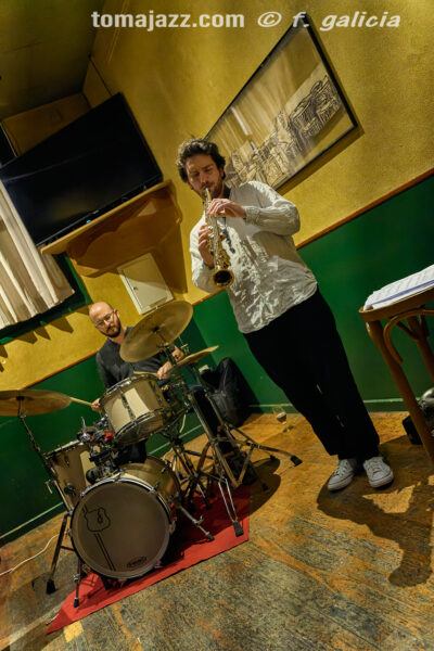 OYE Trío (Juan Sebastián Bar, Huesca. 2026-04-09) Por Fabio Galicia [INSTANTZZ AKA Galería fotográfica AKA Fotoblog de jazz, impro… y algo más] - Tomajazz - OYE Trío actuó en Juan Sebastián Bar de Huesca, el 9 de abril de 2026. Fabio Galicia lo retrata en INSTANTZZ. OYE Trío son Jason Owens, Juan Pablo Egúsquiza, Ken Ychicawa