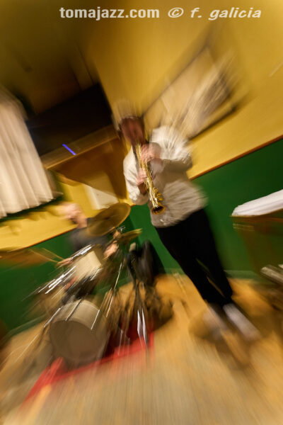 OYE Trío (Juan Sebastián Bar, Huesca. 2026-04-09) Por Fabio Galicia [INSTANTZZ AKA Galería fotográfica AKA Fotoblog de jazz, impro… y algo más] - Tomajazz - OYE Trío actuó en Juan Sebastián Bar de Huesca, el 9 de abril de 2026. Fabio Galicia lo retrata en INSTANTZZ. OYE Trío son Jason Owens, Juan Pablo Egúsquiza, Ken Ychicawa