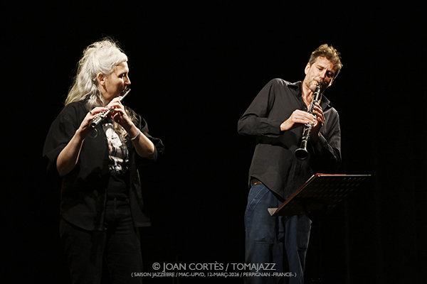 BiZe (Season Jazzèbre / MAC-UPVD, 2026-03-12 / Perpignan -France-) [II] Por Joan Cortès [INSTANTZZ AKA Galería fotográfica AKA Fotoblog de jazz, impro… y algo más] - Tomajazz - BiZe actuaron en Season Jazzèbre 2026 en Perpignan (Francia), el 12 de marzo de 2026. Joan Cortès lo retrata en INSTANTZZ. BiZe son Sylvaine Hélary, Robin Fincker