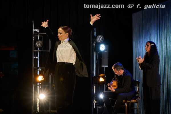 Olga Pericet “Baile Sonoro” (Palacio de Congresos, Jaca. 2026-03-28) Por Fabio Galicia [Flamencuras AKA INSTANTZZ AKA Galería fotográfica AKA Fotoblog de jazz, impro… y algo más] - Tomajazz - Olga Pericet “Baile Sonoro” actuó en el Palacio de Congresos de Jaca, el 28 de marzo de 2026. Fabio Galicia lo retrata en las Flamencuras de INSTANTZZ. Con José Manuel León, Mercedes Cortés, Olga Pericet 