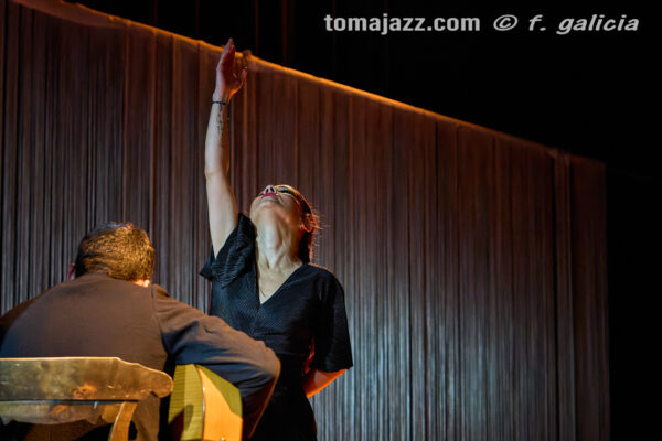 Olga Pericet “Baile Sonoro” (Palacio de Congresos, Jaca. 2026-03-28) Por Fabio Galicia [Flamencuras AKA INSTANTZZ AKA Galería fotográfica AKA Fotoblog de jazz, impro… y algo más] - Tomajazz - Olga Pericet “Baile Sonoro” actuó en el Palacio de Congresos de Jaca, el 28 de marzo de 2026. Fabio Galicia lo retrata en las Flamencuras de INSTANTZZ. Con José Manuel León, Mercedes Cortés, Olga Pericet 