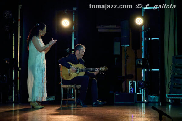 Olga Pericet “Baile Sonoro” (Palacio de Congresos, Jaca. 2026-03-28) Por Fabio Galicia [Flamencuras AKA INSTANTZZ AKA Galería fotográfica AKA Fotoblog de jazz, impro… y algo más] - Tomajazz - Olga Pericet “Baile Sonoro” actuó en el Palacio de Congresos de Jaca, el 28 de marzo de 2026. Fabio Galicia lo retrata en las Flamencuras de INSTANTZZ. Con José Manuel León, Mercedes Cortés, Olga Pericet 