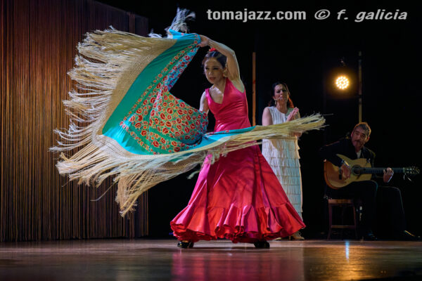 Olga Pericet “Baile Sonoro” (Palacio de Congresos, Jaca. 2026-03-28) Por Fabio Galicia [Flamencuras AKA INSTANTZZ AKA Galería fotográfica AKA Fotoblog de jazz, impro… y algo más] - Tomajazz - Olga Pericet “Baile Sonoro” actuó en el Palacio de Congresos de Jaca, el 28 de marzo de 2026. Fabio Galicia lo retrata en las Flamencuras de INSTANTZZ. Con José Manuel León, Mercedes Cortés, Olga Pericet 