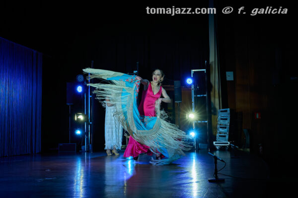 Olga Pericet “Baile Sonoro” (Palacio de Congresos, Jaca. 2026-03-28) Por Fabio Galicia [Flamencuras AKA INSTANTZZ AKA Galería fotográfica AKA Fotoblog de jazz, impro… y algo más] - Tomajazz - Olga Pericet “Baile Sonoro” actuó en el Palacio de Congresos de Jaca, el 28 de marzo de 2026. Fabio Galicia lo retrata en las Flamencuras de INSTANTZZ. Con José Manuel León, Mercedes Cortés, Olga Pericet 