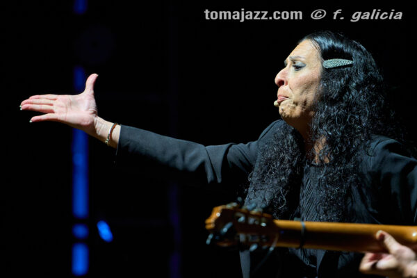 Olga Pericet “Baile Sonoro” (Palacio de Congresos, Jaca. 2026-03-28) Por Fabio Galicia [Flamencuras AKA INSTANTZZ AKA Galería fotográfica AKA Fotoblog de jazz, impro… y algo más] - Tomajazz - Olga Pericet “Baile Sonoro” actuó en el Palacio de Congresos de Jaca, el 28 de marzo de 2026. Fabio Galicia lo retrata en las Flamencuras de INSTANTZZ. Con José Manuel León, Mercedes Cortés, Olga Pericet 