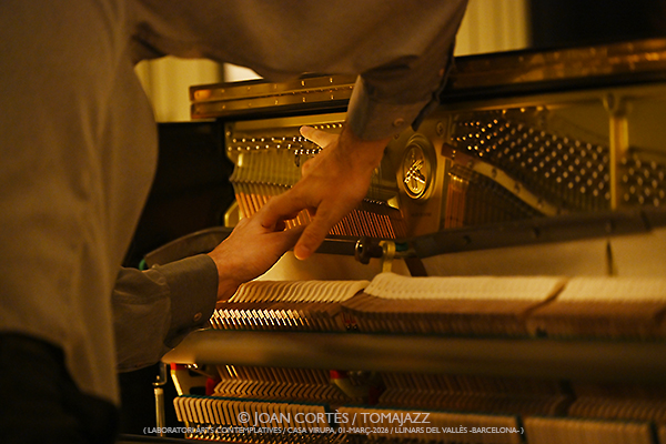Max Villavecchia, piano solo (LAC -Laboratori Arts Contemplatives-, Casa Virupa, 2026-03-01 / Llinars -Barcelona-) Por Joan Cortès [INSTANTZZ AKA Galería fotográfica AKA Fotoblog de jazz, impro… y algo más] - Tomajazz - Max Villavecchia actuó en LAC -Laboratori Arts Contemplatives-, en Casa Virupa, en Llinars -Barcelona-, el 1 de marzo de 2026. Joan Cortès lo retrata en INSTANTZZ. Con Max Villavecchia, Apel•les Carod