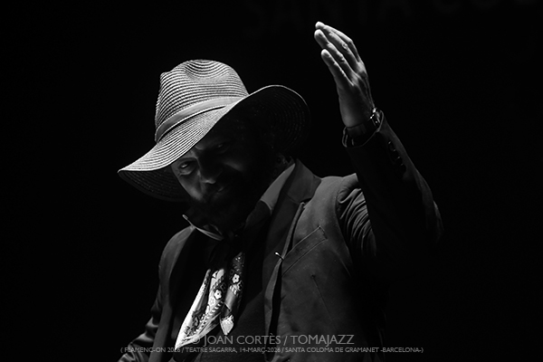Duquende (Flamenc-ON 2026 / Teatre Sagarra, 2026-03-14 / Santa Coloma de Gramenet -Barcelona-) [I] Por Joan Cortès [Flamencuras AKA INSTANTZZ AKA Galería fotográfica AKA Fotoblog de jazz, impro… y algo más] - Tomajazz - Duquende actuó en Flamenc-ON 2026 de Santa Coloma de Gramenet, Barcelona, el 14 de marzo de 2026. Joan Cortès lo retrata en las Flamencuras de INSTANTZZ. Actuaron Duquende, José Andrés Cortés, Juan Mateos, Diego Amaya, Sergio de Finizio