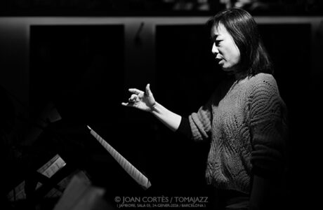 INSTANTZZ: Invierno Femenino 2025-26 (I) Por Joan Cortès [INSTANTZZ AKA Galería fotográfica AKA Fotoblog de jazz, impro… y algo más] - Tomajazz - Un clásico de Joan Cortés en Tomajazz son sus especiales Invierno Femenino, de 2025-26 en esta ocasión. Con Mayte Martín, Jordina Millà, Maria del Mar Bonet, Laia Puig, Agnès Balfegó-Celeste Alías-Neus Calaf, Veus Lliures, Núria Andorrà, Natsuko Sugao, Ester Quevedo, Anna Ferrer, Lucía la Bronce