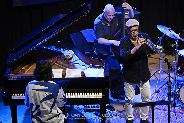 Dave Douglas Quartet (45è Festival Jazz Terrassa 2026 / Nova Jazz Cava, 2026-03-15 / Terrassa -Barcelona-) [I] Por Joan Cortès [INSTANTZZ AKA Galería fotográfica AKA Fotoblog de jazz, impro… y algo más] - Tomajazz - Dave Douglas Quartet actuó en el 45è Festival Jazz Terrassa 2026, en la mítica Nova Jazz Cava, el 15 de marzo de 2026. Joan Cortès lo retrata en INSTANTZZ. Dave Douglas Quartet son Dave Douglas, Marta Warelis, Ingebrigt Håker Flaten, Rudy Royston