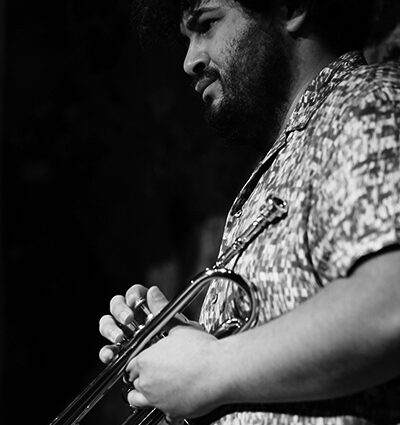 Adam O’Farrill Elephant (Jazz Cava, 2026-03-12 / Vic -Barcelona-) Por Joan Cortès [INSTANTZZ AKA Galería fotográfica AKA Fotoblog de jazz, impro… y algo más] - Tomajazz - Adam O’Farrill Elephant actuó en la Jazz Cava de VIc, el 12 de marzo de 2026-03. Joan Cortès lo retrata en INSTANTZZ. Adam O’Farrill Elephant son Adam O’Farrill, Yvonne Rogers, Walter Stinson, Russell Holzman