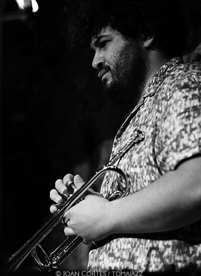 Adam O’Farrill Elephant (Jazz Cava, 2026-03-12 / Vic -Barcelona-) Por Joan Cortès [INSTANTZZ AKA Galería fotográfica AKA Fotoblog de jazz, impro… y algo más] - Tomajazz - Adam O’Farrill Elephant actuó en la Jazz Cava de VIc, el 12 de marzo de 2026-03. Joan Cortès lo retrata en INSTANTZZ. Adam O’Farrill Elephant son Adam O’Farrill, Yvonne Rogers, Walter Stinson, Russell Holzman