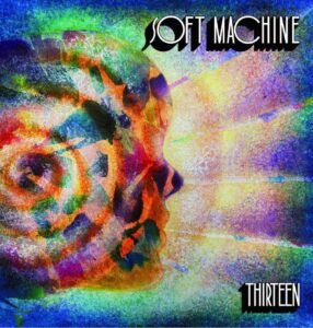 Soft Machine: Thirteen (Dyad Records, 2026) Por Enrique Farelo [Grabación de jazz] - Tomajazz - Thirteen (Dyad Records, 2026) es lo nuevo de Soft Machine. Enrique Farelo repasa la grabación del mítico grupo. Con Theo Travis (Saxofón tenor y Soprano, Flautas, Duduk, Fender Rhodes Piano, Piano (1), Mellotron y Electrónica), John Etheridge (Guitarra eléctrica), Fred Thelonius Baker (Bajo sin trastes), Asaf Sirkis