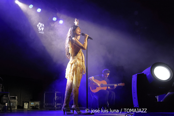 La Tania (V Festival Paco de Lucía 2026. Es Gremi, Palma. 2026-05-15) Por José Luis Luna Rocafort [Flamencuras AKA INSTANTZZ AKA Galería fotográfica AKA Fotoblog de jazz, impro… y algo más] - Tomajazz - La Tania actuó en el V Festival Paco de Lucía 2026 de Palma. José Luis Luna Rocafort lo retrata en las Flamencuras de INSTANTZZ. Con La Tania, Pablo Serrano, Manuel Urbina