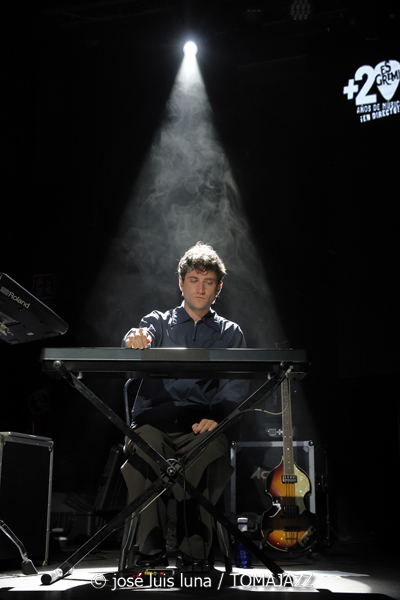 La Tania (V Festival Paco de Lucía 2026. Es Gremi, Palma. 2026-05-15) Por José Luis Luna Rocafort [Flamencuras AKA INSTANTZZ AKA Galería fotográfica AKA Fotoblog de jazz, impro… y algo más] - Tomajazz - La Tania actuó en el V Festival Paco de Lucía 2026 de Palma. José Luis Luna Rocafort lo retrata en las Flamencuras de INSTANTZZ. Con La Tania, Pablo Serrano, Manuel Urbina