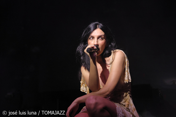 La Tania (V Festival Paco de Lucía 2026. Es Gremi, Palma. 2026-05-15) Por José Luis Luna Rocafort [Flamencuras AKA INSTANTZZ AKA Galería fotográfica AKA Fotoblog de jazz, impro… y algo más] - Tomajazz - La Tania actuó en el V Festival Paco de Lucía 2026 de Palma. José Luis Luna Rocafort lo retrata en las Flamencuras de INSTANTZZ. Con La Tania, Pablo Serrano, Manuel Urbina