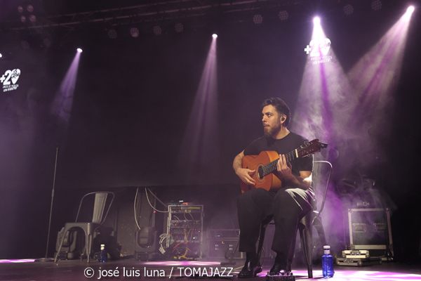 La Tania (V Festival Paco de Lucía 2026. Es Gremi, Palma. 2026-05-15) Por José Luis Luna Rocafort [Flamencuras AKA INSTANTZZ AKA Galería fotográfica AKA Fotoblog de jazz, impro… y algo más] - Tomajazz - La Tania actuó en el V Festival Paco de Lucía 2026 de Palma. José Luis Luna Rocafort lo retrata en las Flamencuras de INSTANTZZ. Con La Tania, Pablo Serrano, Manuel Urbina