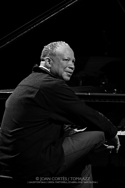 The Bad Plus “Keith Jarrett Project” (L’Auditori, Sala 2•Oriol Martorell, 2026-04-07 / Barcelona) Por Joan Cortès [INSTANTZZ AKA Galería fotográfica AKA Fotoblog de jazz, impro… y algo más] - Tomajazz - The Bad Plus “Keith Jarrett Project” actuó en L’Auditori de Barcelona, el 7 de abril de 2026. Joan Cortès lo retrata en INSTANTZZ. The Bad Plus son Dave King, Reid An