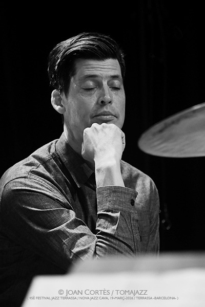 Ches Smith Clone Row (45è Festival Jazz Terrassa / Nova Jazz Cava, 2026-03-19 / Terrassa -Barcelona-) [y II] Por Joan Cortès [INSTANTZZ AKA Galería fotográfica AKA Fotoblog de jazz, impro… y algo más] - Tomajazz - Ches Smith Clone Row participó en el 45è Festival Jazz Terrassa, el 19 de marzo de 2026. Joan Cortès lo retrata en INSTANTZZ. Ches Smith Clone Row son Ches Smith, Mary Halvorson, Liberty Ellman, Nick Dunston 