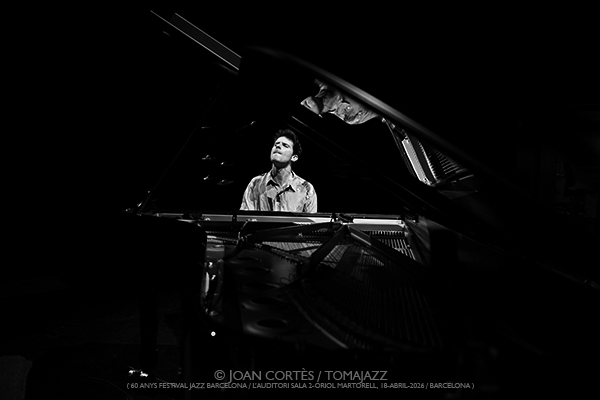 Marco Mezquida Trio “Tàctil” (60 anys Festival Jazz Barcelona / L’Auditori, 2026-04-18 / Barcelona) Por Joan Cortès [INSTANTZZ AKA Galería fotográfica AKA Fotoblog de jazz, impro… y algo más] - Tomajazz - Marco Mezquida Trio “Tàctil” actuó con motivo de los 60 años del Festival de Jazz de Barcelona, el 18 de abril de 2026. Joan Cortès lo retrata en INSTANTZZ. Marco Mezquida Trío son Marco Mezquida, Ma
