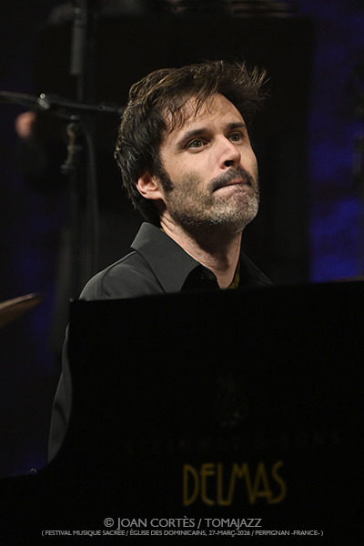 Paul Lay Trio & Choer Les Éléments «Waves of Light» (Festival Musique Sacrée / Église des Dominicains, 2026-03-27 / Perpignan -France-) Por Joan Cortès [INSTANTZZ AKA Galería fotográfica AKA Fotoblog de jazz, impro… y algo más] - Tomajazz - Paul Lay Trio & Choer Les Éléments «Waves of Light» actuó en el Festival Musique Sacrée de Perpignan, Francia, el 27 de marzo de 2026. Joan Cortès lo retrata en INSTANTZZ. Con Paul Lay, Donald Kontomanou, Clemens Van Der Feen
