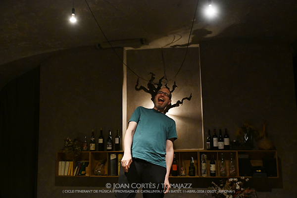 Ibon GR (CIMIC-2026 / Can Batet, 2026-03-14 / Olot -Girona-) [y IV] Por Joan Cortès [INSTANTZZ AKA Galería fotográfica AKA Fotoblog de jazz, impro… y algo más] - Tomajazz - Ibon GR actuó dentro de la programación de CIMIC-2026, en Can Batet, Olot, el día 14 de marzo de 2026. Joan Cortès lo retrata en INSTANTZZ